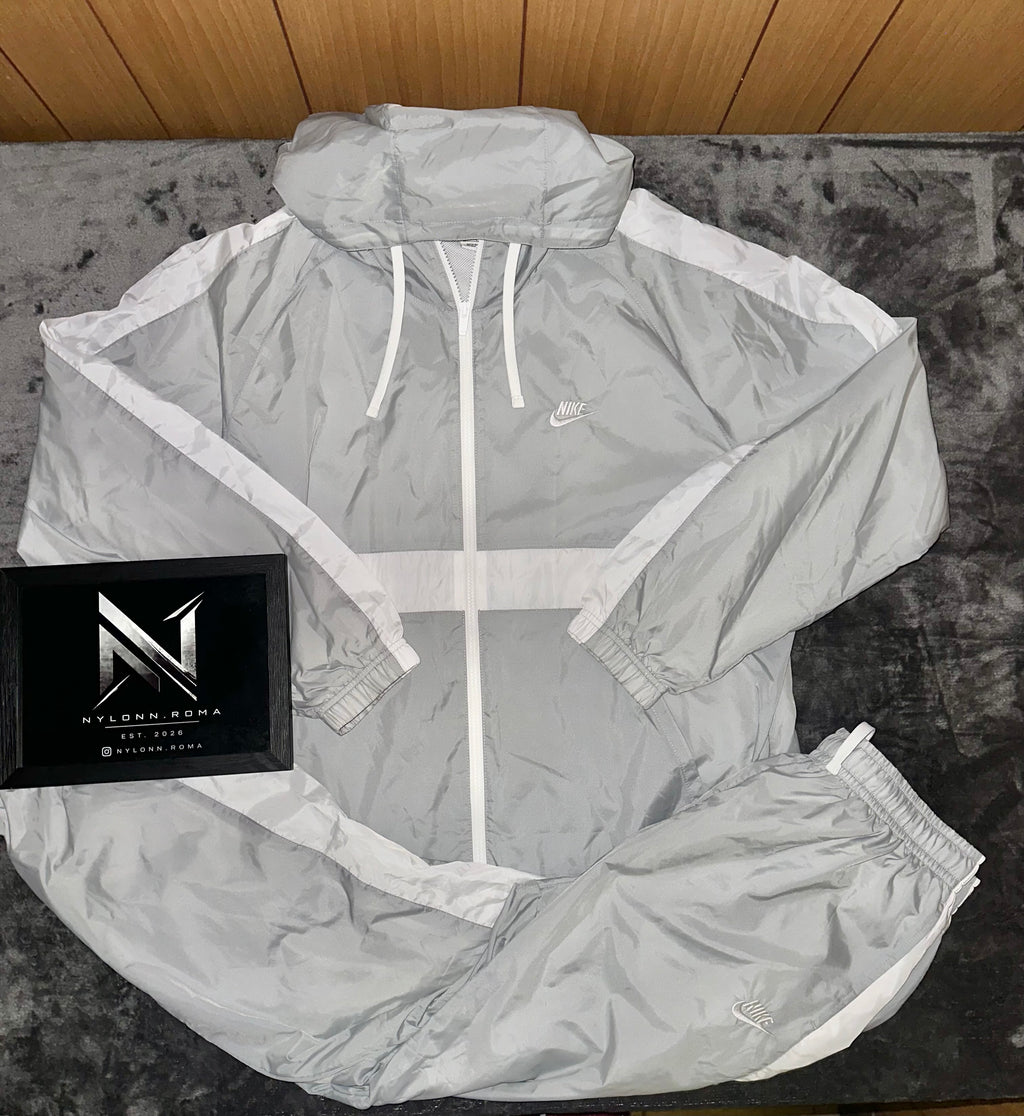 Giacca Nike grigia con zip e banda frontale bianca