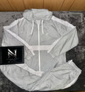 Giacca Nike grigia con zip e banda frontale bianca