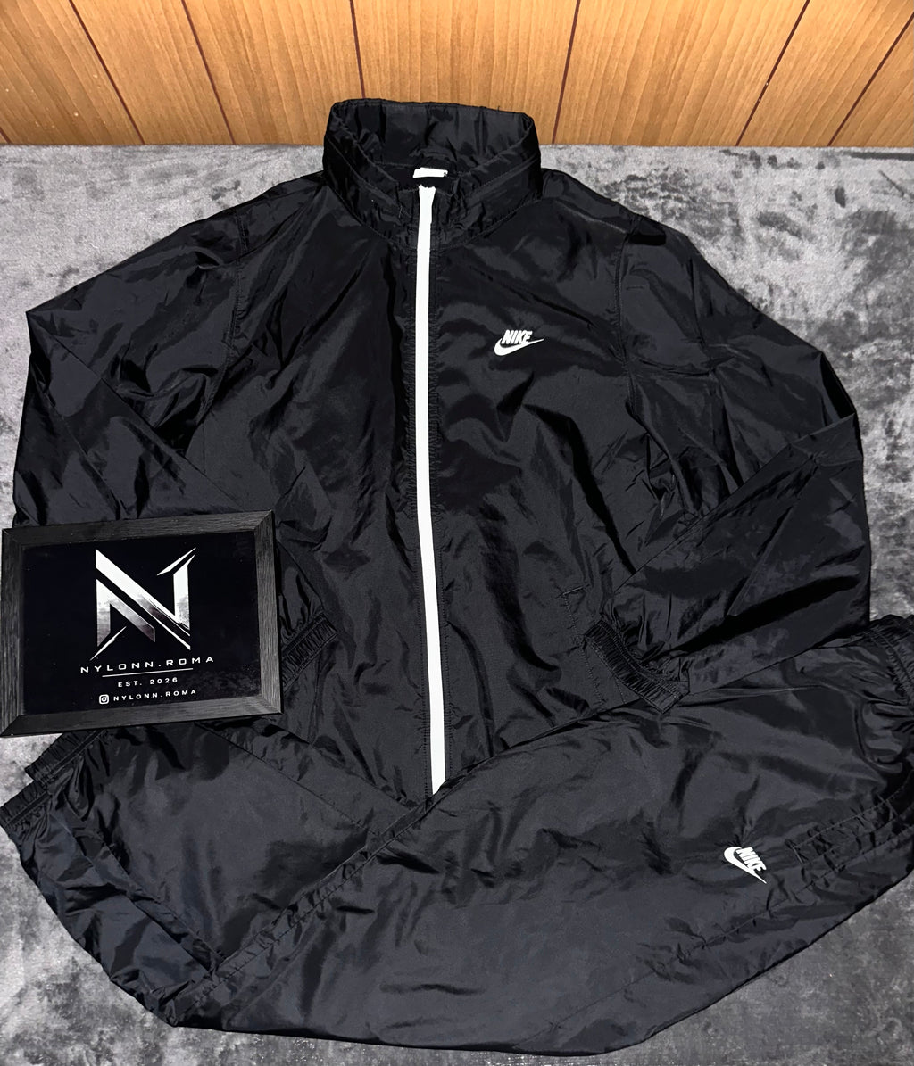 TRACKSUIT NYLON NIKE LOYALTY CON CAPPUCCIO • NERO / BIANCO