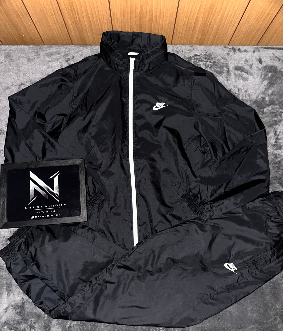 TRACKSUIT NYLON NIKE LOYALTY CON CAPPUCCIO • NERO / BIANCO