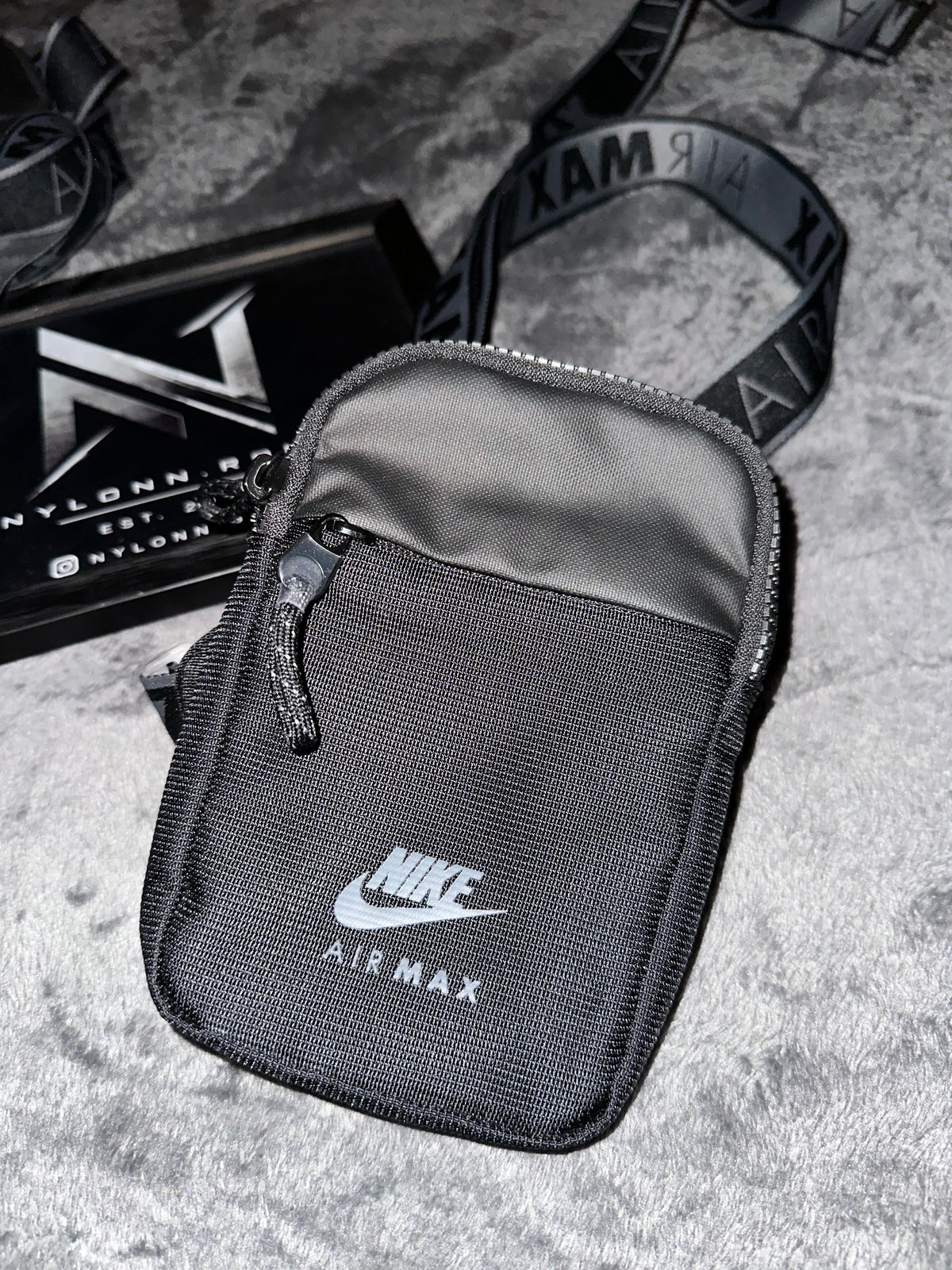 TRACOLLA NIKE AIR MAX • NERO / GRIGIO