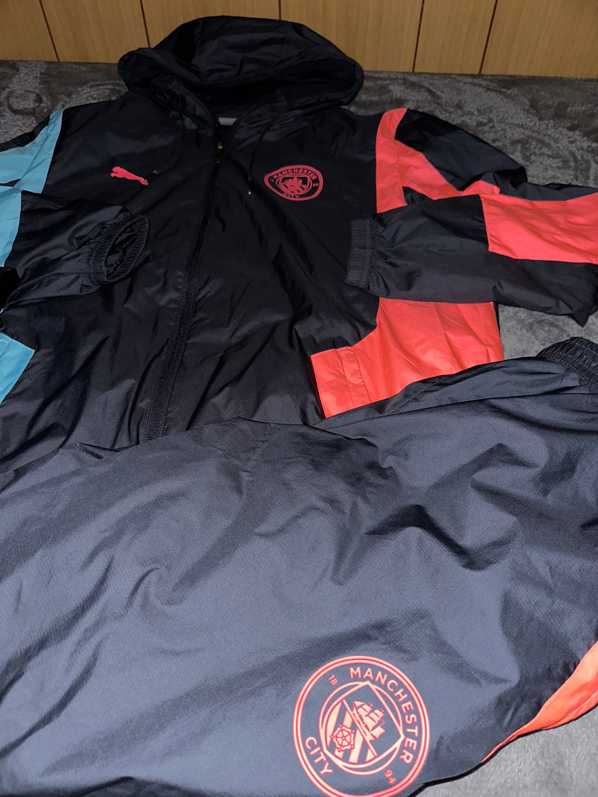 TRACKSUIT MANCHESTER CITY • NERO / AZZURRO / CORALLO