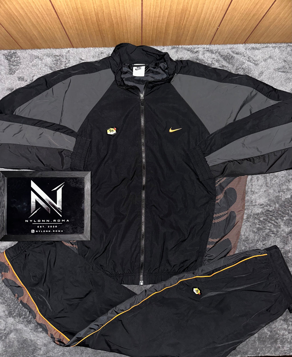 TRACKSUIT NIKE TN • NERO / GRIGIO / ROSSI