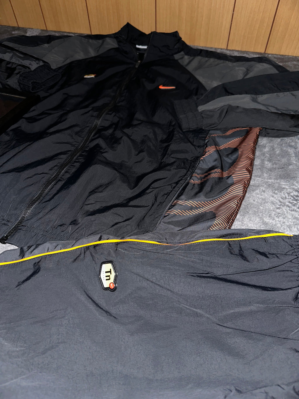 TRACKSUIT NIKE TN • NERO / GRIGIO / ROSSI