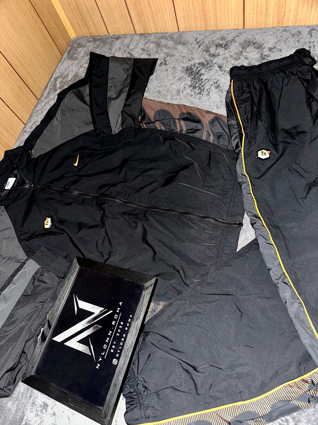 TRACKSUIT NIKE TN • NERO / GRIGIO / ROSSI