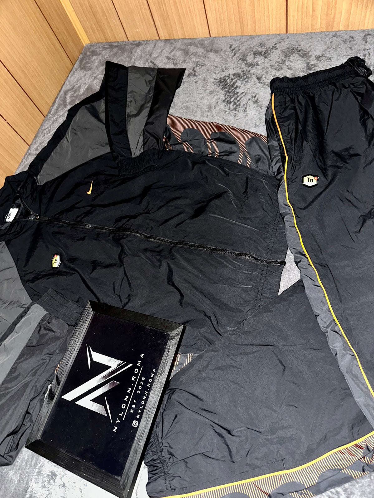 TRACKSUIT NIKE TN • NERO / GRIGIO / ROSSI