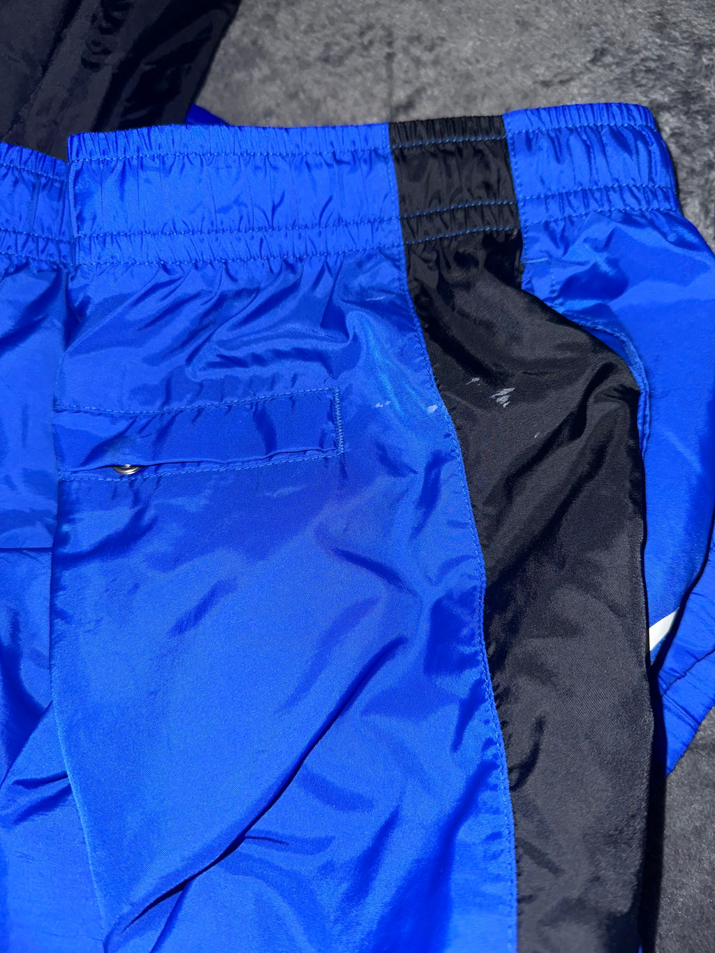 Dettaglio del difetto segnalato sui pantaloni Inter vicino alla vita