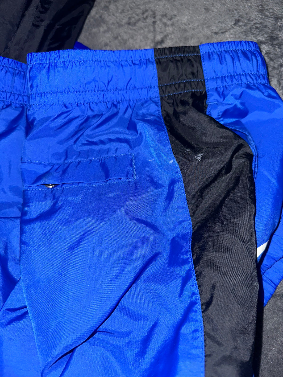 Dettaglio del difetto segnalato sui pantaloni Inter vicino alla vita