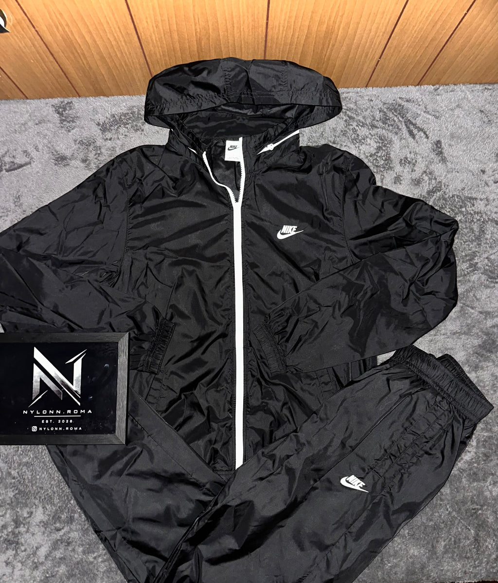 TRACKSUIT NYLON NIKE LOYALTY CON CAPPUCCIO • NERO / BIANCO