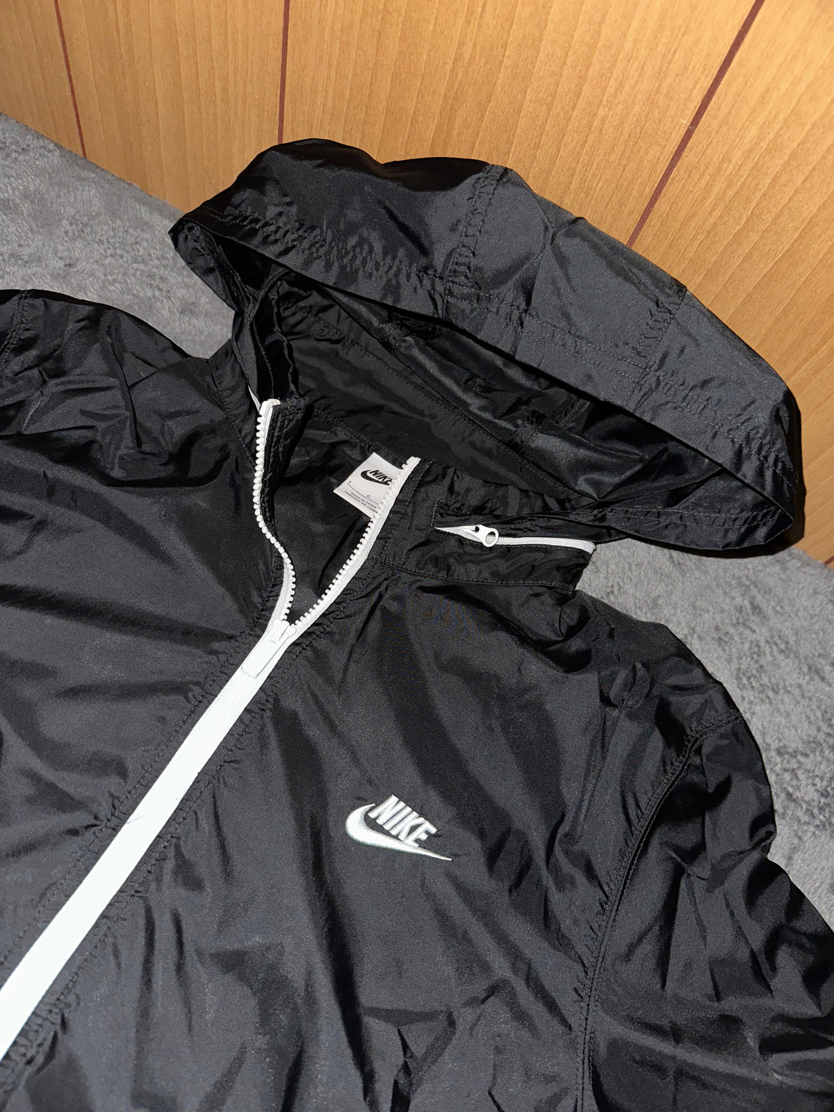 TRACKSUIT NYLON NIKE LOYALTY CON CAPPUCCIO • NERO / BIANCO