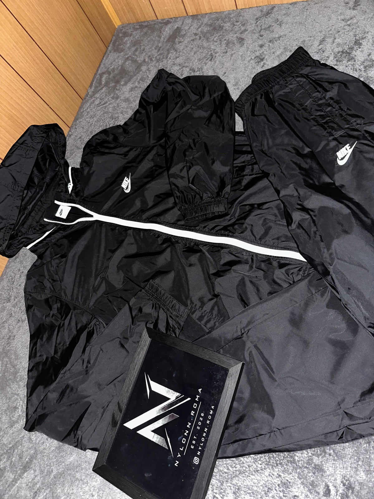 TRACKSUIT NYLON NIKE LOYALTY CON CAPPUCCIO • NERO / BIANCO