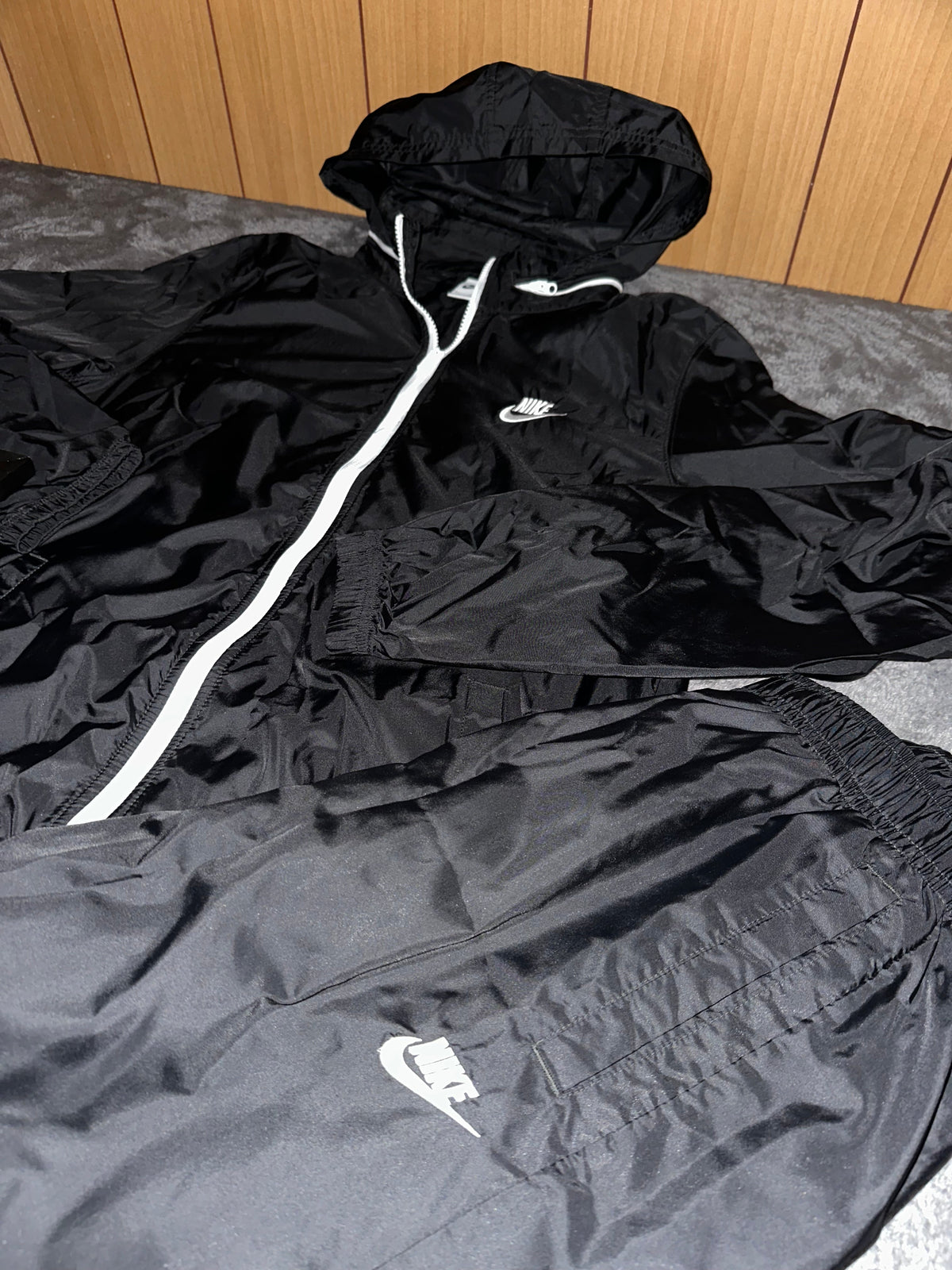 TRACKSUIT NYLON NIKE LOYALTY CON CAPPUCCIO • NERO / BIANCO