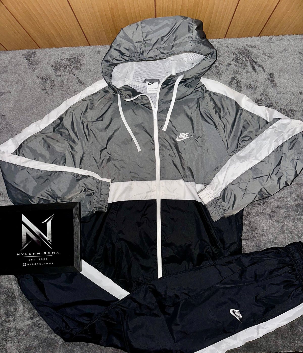TRACKSUIT NYLON NIKE KING KONG CON BANDE • GRIGIO / NERO / BIANCO