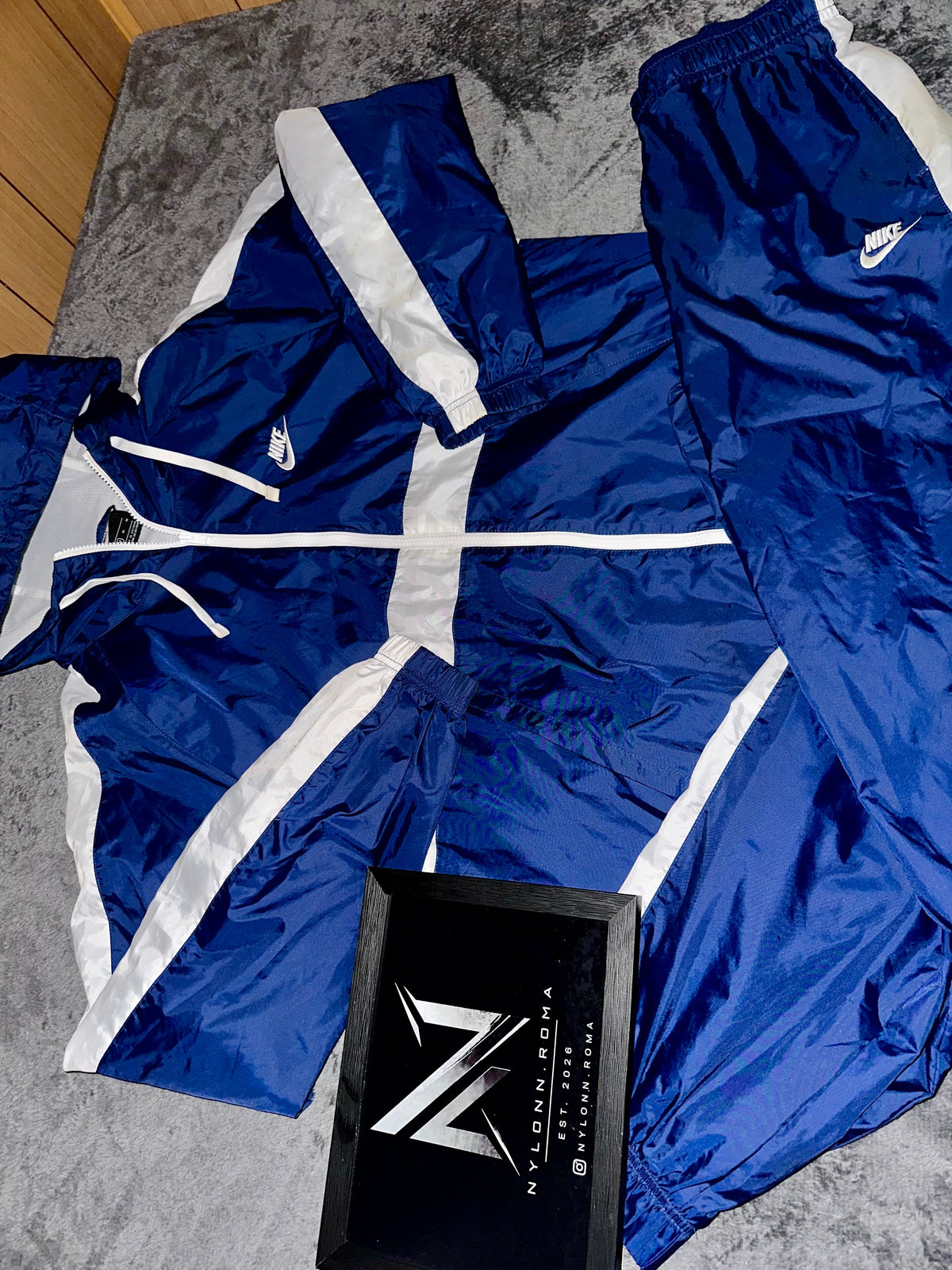 TRACKSUIT NIKE ROYAL CON BANDE • BLU / BIANCO