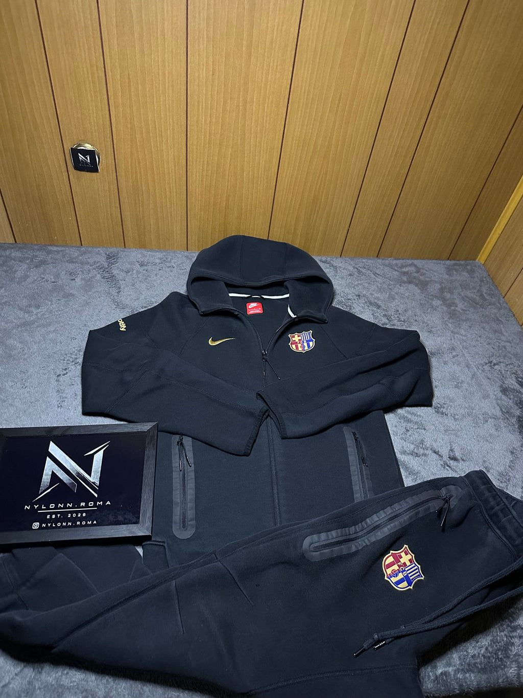 TRACKSUIT NIKE TECH FC BARCELLONA CON CAPPUCCIO • NERO / ORO