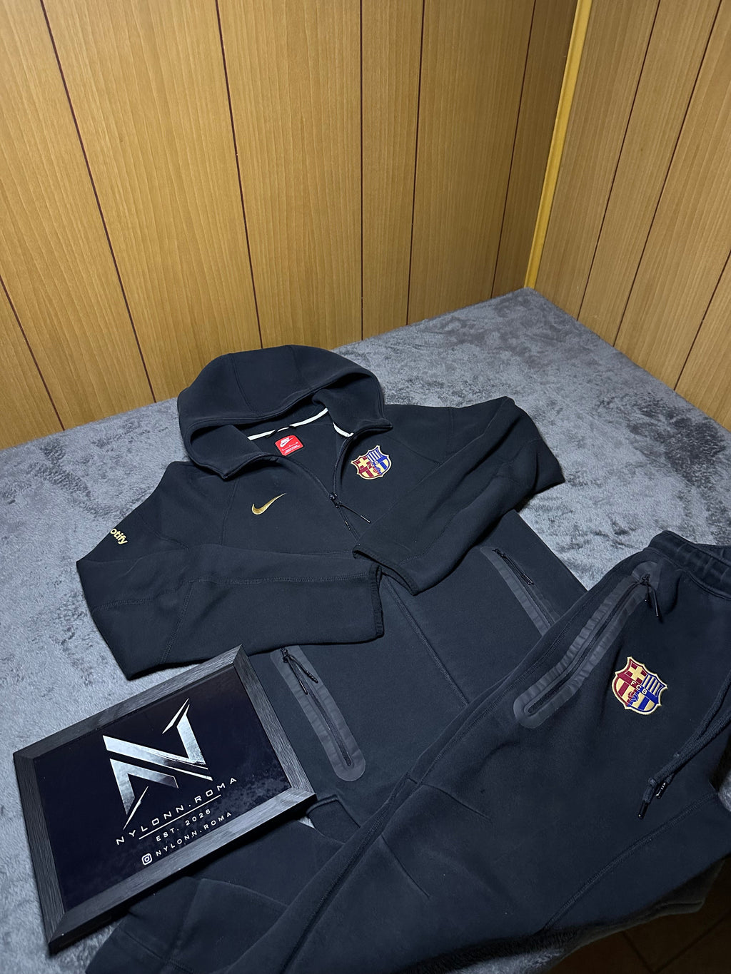 TRACKSUIT NIKE TECH FC BARCELLONA CON CAPPUCCIO • NERO / ORO
