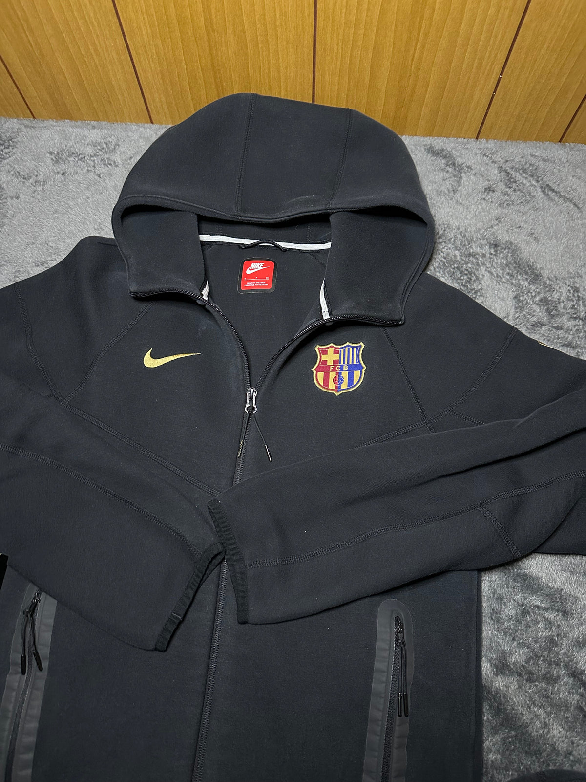 TRACKSUIT NIKE TECH FC BARCELLONA CON CAPPUCCIO • NERO / ORO