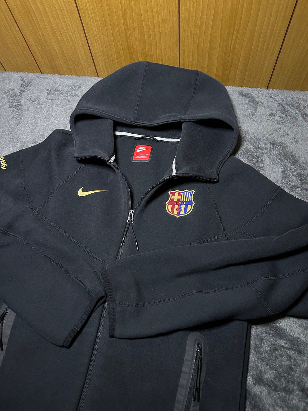 TRACKSUIT NIKE TECH FC BARCELLONA CON CAPPUCCIO • NERO / ORO