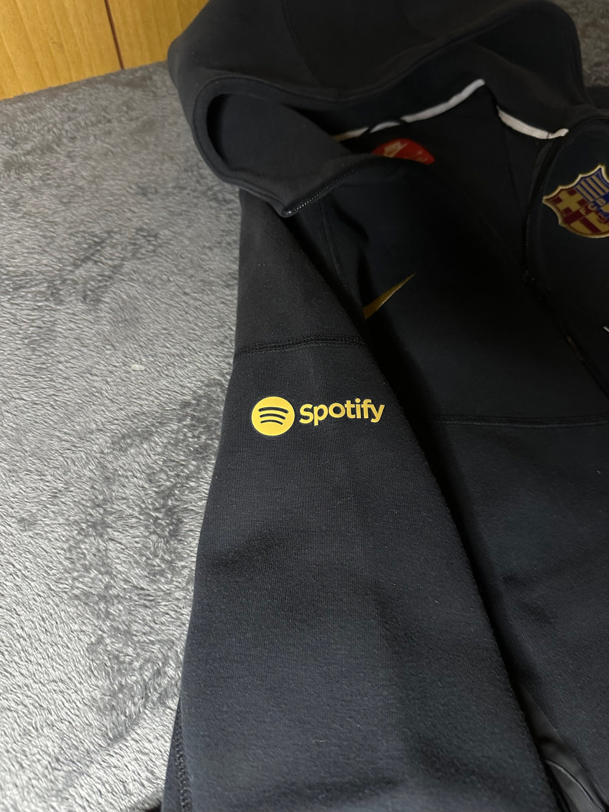TRACKSUIT NIKE TECH FC BARCELLONA CON CAPPUCCIO • NERO / ORO
