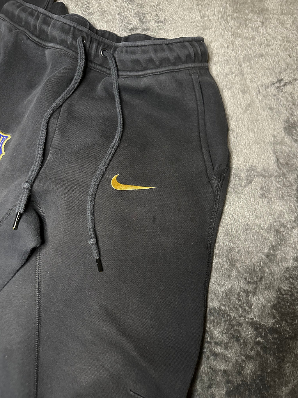 TRACKSUIT NIKE TECH FC BARCELLONA CON CAPPUCCIO • NERO / ORO