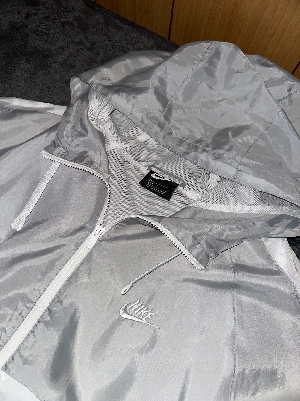 Completo Nike grigio e bianco con cappuccio e bande, vista completa