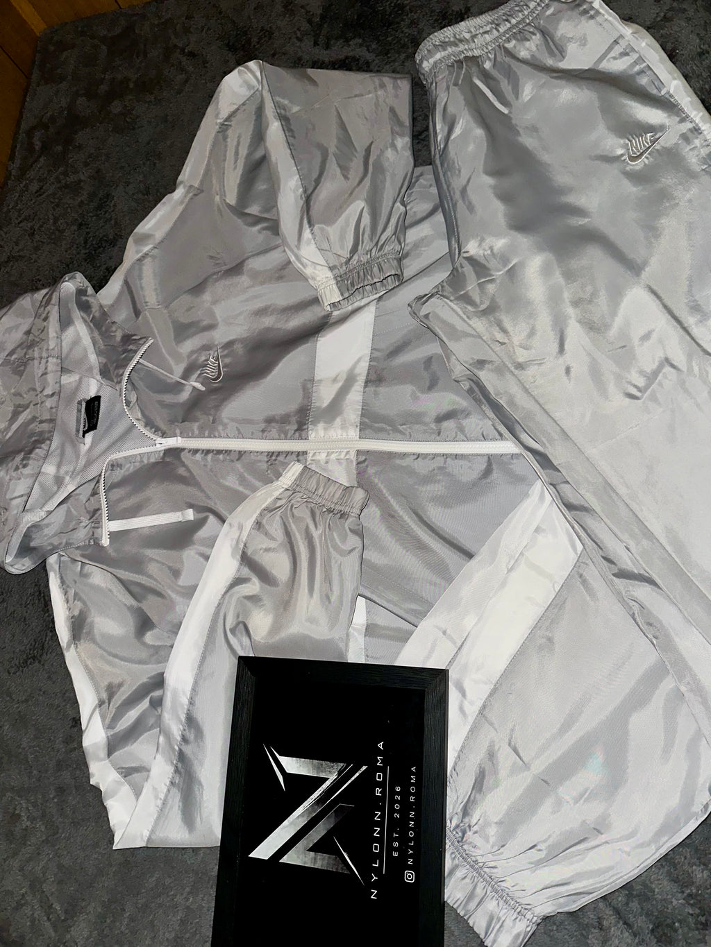 Dettaglio cappuccio, zip e logo Nike bianco