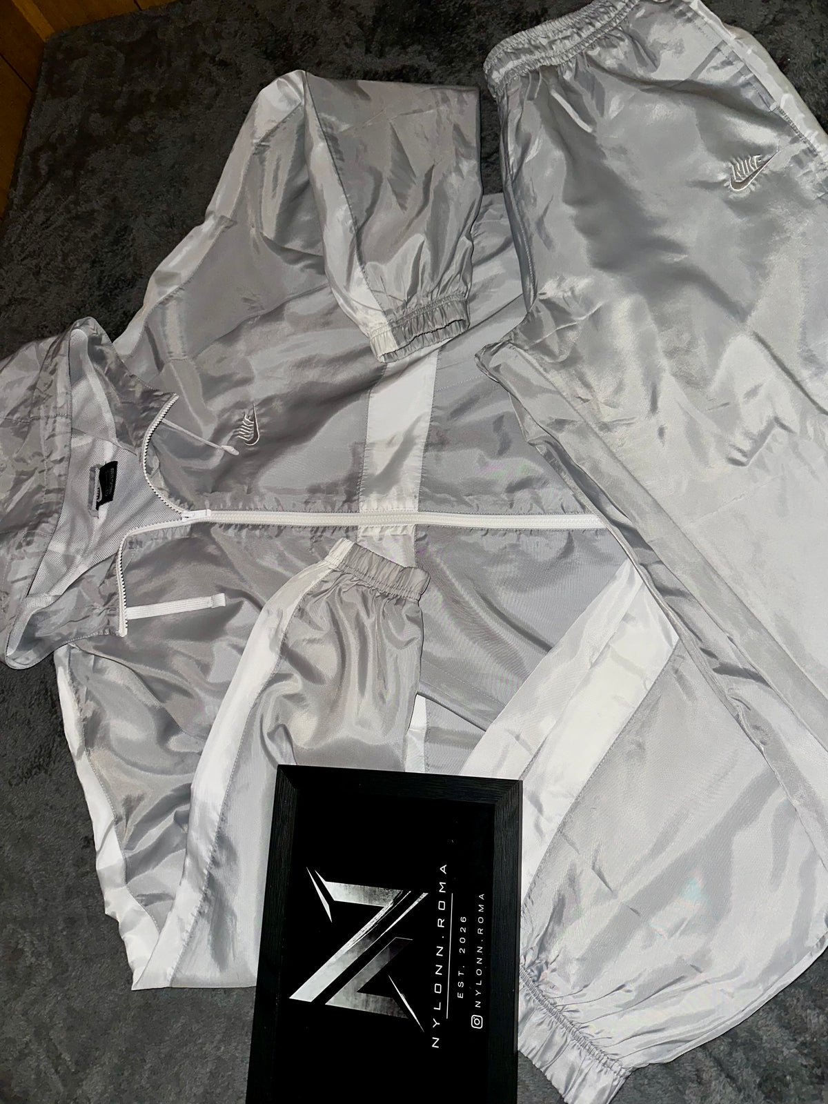 Dettaglio cappuccio, zip e logo Nike bianco