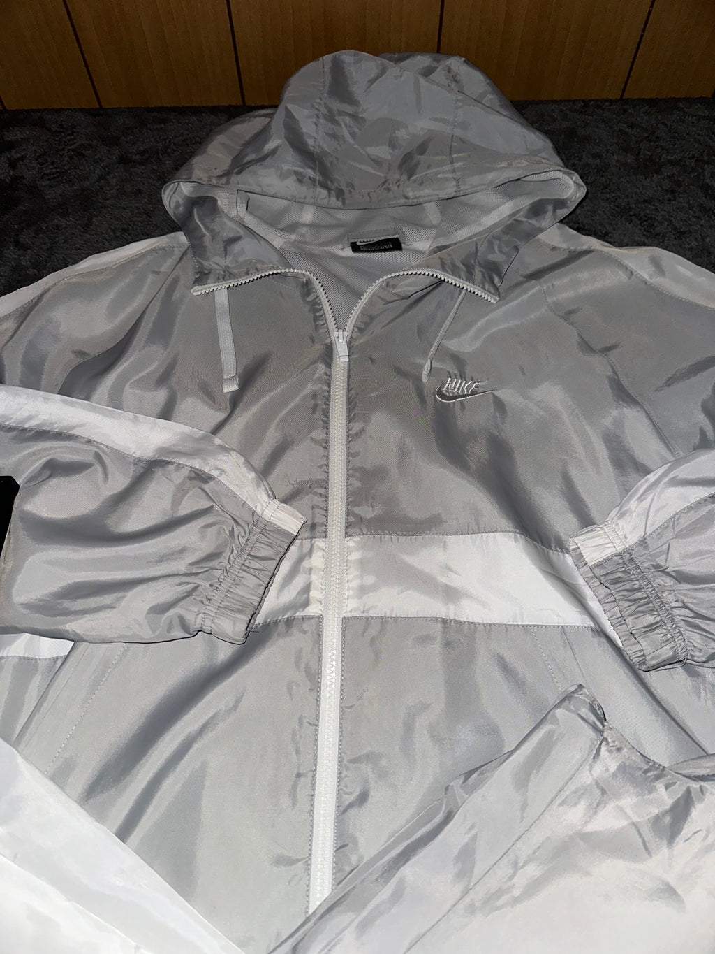 Dettaglio del completo Nike grigio e bianco