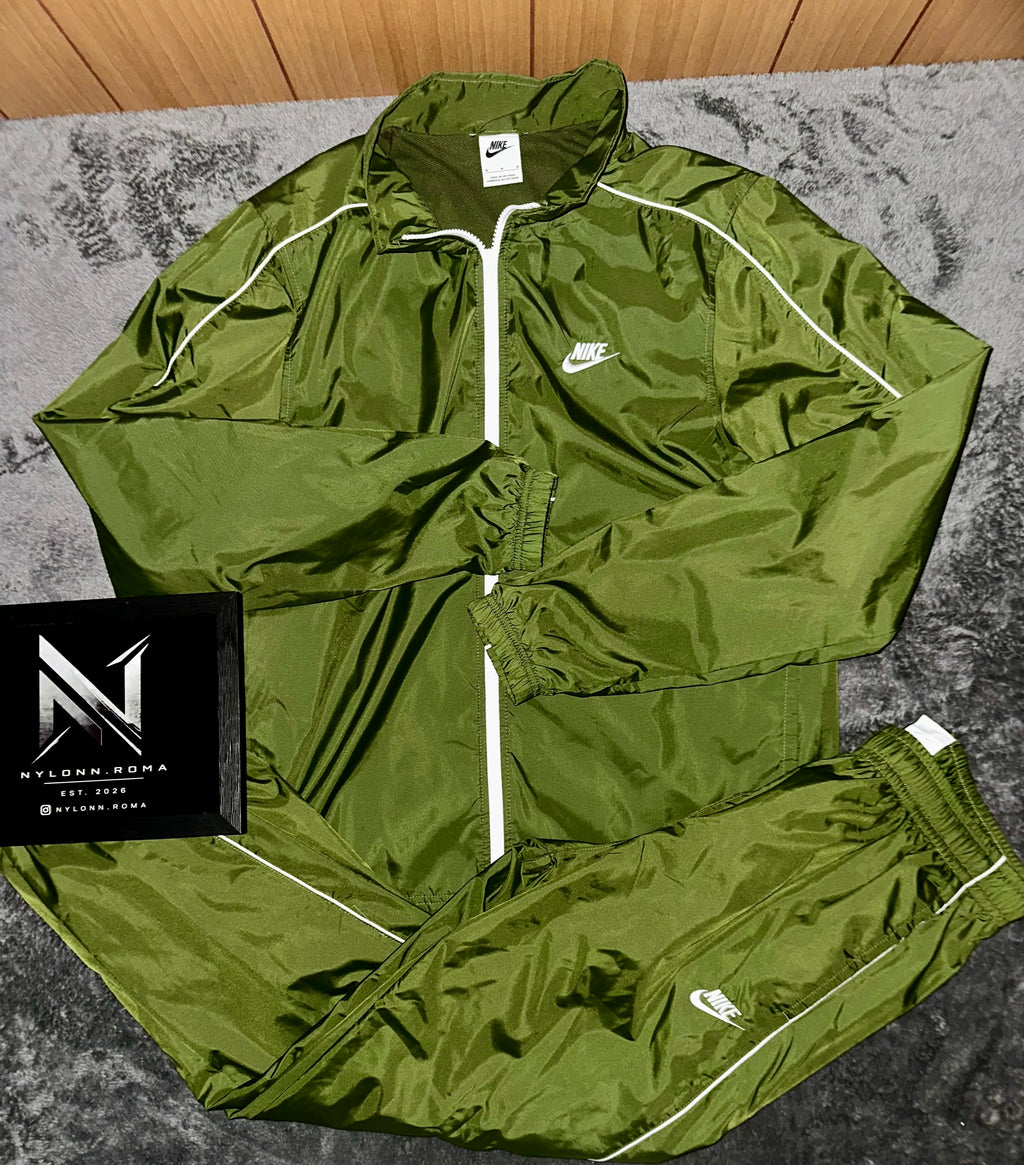 Completo Nike verde oliva e bianco, vista frontale della giacca e dei pantaloni