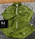 Completo Nike verde oliva e bianco, vista frontale della giacca e dei pantaloni