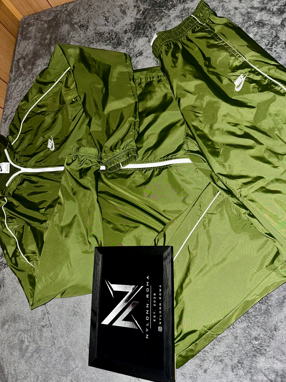 Completo Nike verde oliva con profili bianchi, vista completa